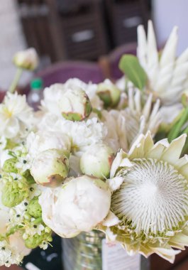 Protea ve David Austin gül beyaz