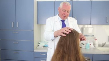 Estetik cerrahi burun yordamı güzellik Kliniği yeniden şekillendirme önce bir kadın hasta danışmanlık. Estetik cerrah Danışma rinoplasti için. Burun şekli oluşturan kontrol doktor.