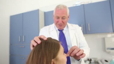 Estetik cerrahi burun yordamı güzellik Kliniği yeniden şekillendirme önce bir kadın hasta danışmanlık. Estetik cerrah Danışma rinoplasti için. Burun şekli oluşturan kontrol doktor.