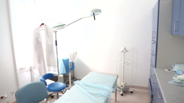 Vyšetření pacienta pokoj v nemocnici. Lékařské vyšetřovací stůl na klinice. Lékař klinické vybavení kanceláří. — Stock video
