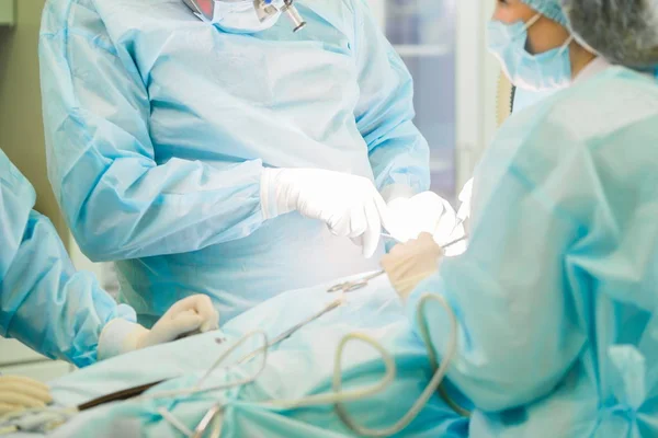 Cirurgião e seu assistente realizando cirurgia estética no nariz — Fotografia de Stock