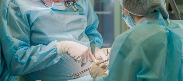 Equipo quirúrgico en el trabajo. Cirugía estética, aumento de senos —  Fotos de Stock