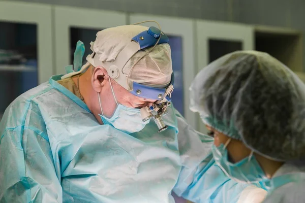 Cirurgião e seu assistente durante procedimento médico no hospital o — Fotografia de Stock