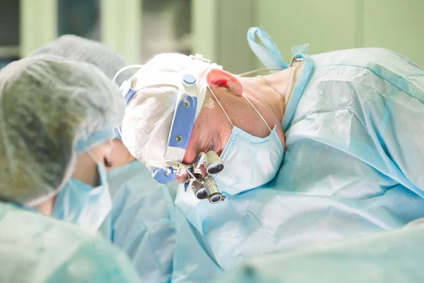 Cirurgião e seu assistente durante cirurgia estética no hospital ope — Fotografia de Stock