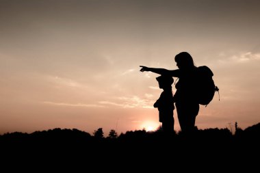 Mesafe içine işaret eden kadın silüeti