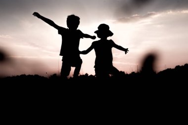 Eller yukarı yüksek yükselterek bir tepe çocuklar atlayın