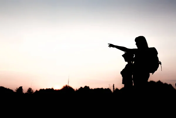 Mesafe içine işaret eden kadın silüeti