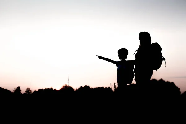 Silhouette d'un garçon pointant au loin — Photo