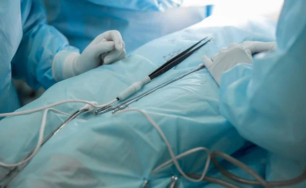 Instrumentos quirúrgicos durante la cirugía estética en los senos —  Fotos de Stock
