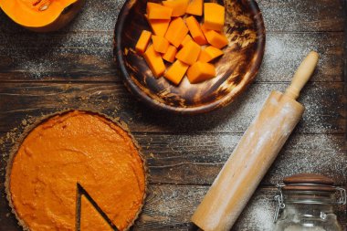 Bir tablo üzerinde kabak pasta dilimlenmiş