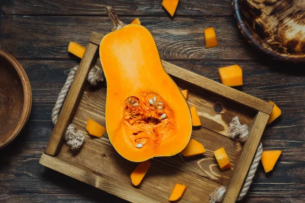 Tohumlar üzerinde ahşap tepsi ile butternut squash