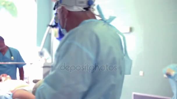 Anesthésiologiste préparant le patient pour la chirurgie esthétique sur les seins — Video