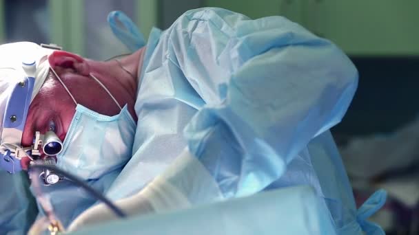 Хирург, оперирующий пациента в операционной больницы — стоковое видео
