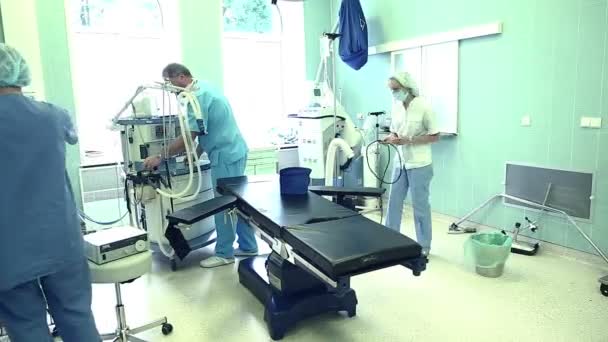 Equipe cirúrgica se preparando para a cirurgia — Vídeo de Stock