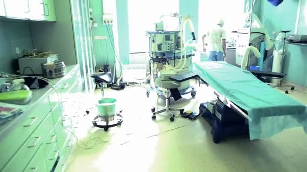 Equipo quirúrgico preparándose para la cirugía — Vídeos de Stock