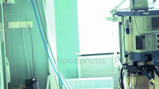 Anestesi maskin med patientens hjärt övervaka — Stockvideo