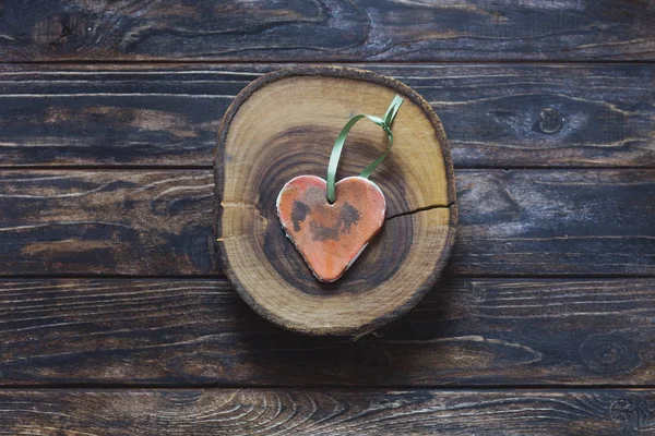 Handmade heart shape on wood slice — Stock Photo, Image
