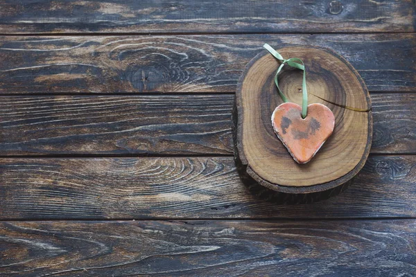 Handmade heart shape on wood slice — Stock Photo, Image