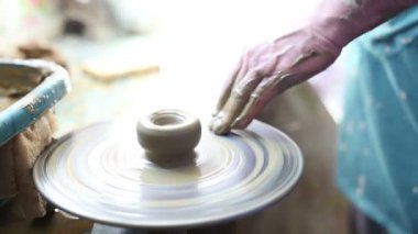 Üst düzey potter seramik hünerlerini Sanat Atölyesi'nde çocuklar gösterilen