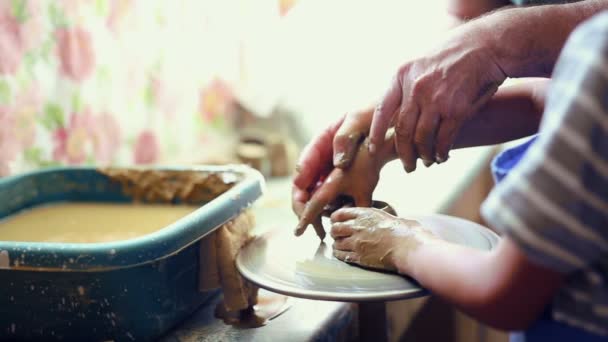 Üst düzey potter mutlu küçük çocuk seramik sanatı öğretme — Stok video