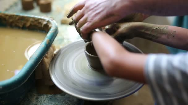 Senior potter onderwijs gelukkig jongetje de kunst van aardewerk — Stockvideo