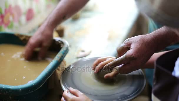 Oleiro sênior ensinando menina feliz a arte da cerâmica — Vídeo de Stock