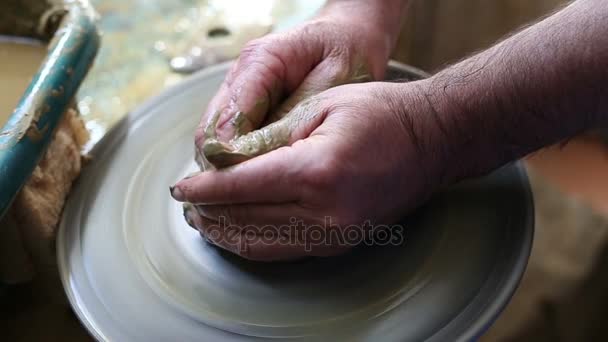 Ceramista senior che mostra ai bambini le sue abilità in ceramica al workshop artistico — Video Stock