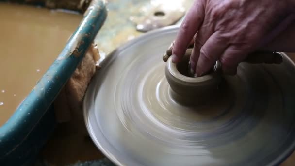 Alfarero mayor enseñando niña feliz el arte de la cerámica — Vídeo de stock