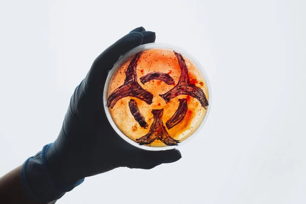 Petri kabına biohazard simgesiyle — Stok fotoğraf