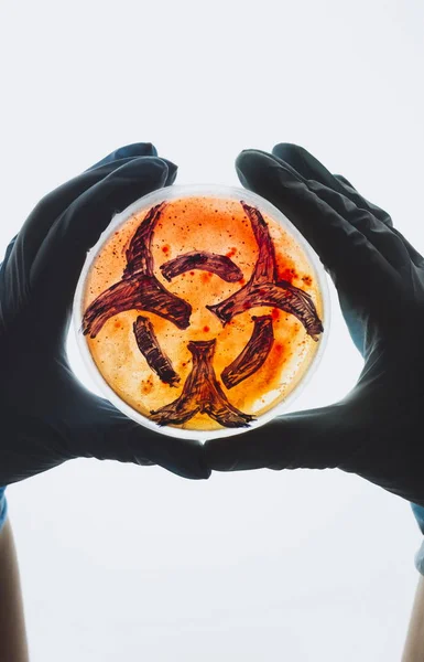 Petri kabına biohazard simgesiyle