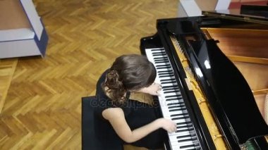 Mutlu yetenekli genç bayan Grand piyano