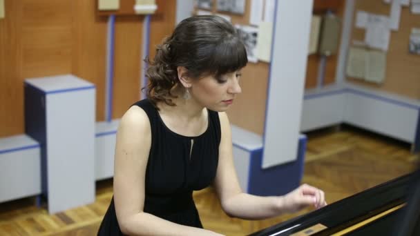 Giovane donna che suona il pianoforte a coda — Video Stock