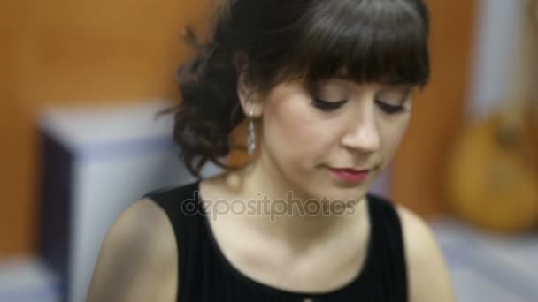 Лицо молодой женщины, играющей на рояле на концерте — стоковое видео