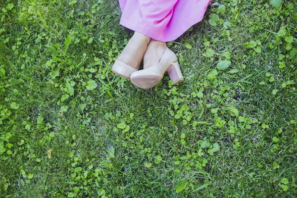 Ayak yeşil çim zemin üzerine bir gelin