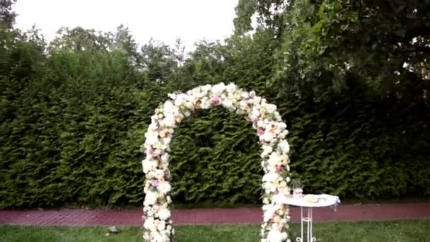 Esküvői Díszített Friss Virágok Gyepen Díszítő Osztag Egy Esküvői Fogadáson — Stock videók