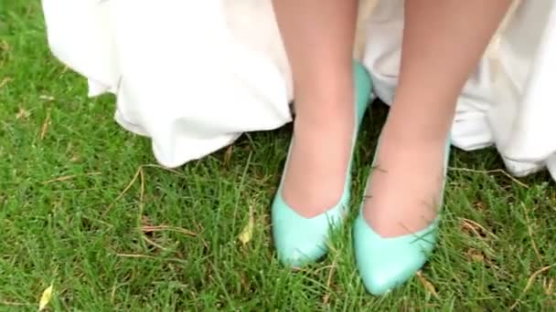 Взуття Нареченого Нареченого День Весілля Щаслива Пара Стоїть Траві Разом — стокове відео