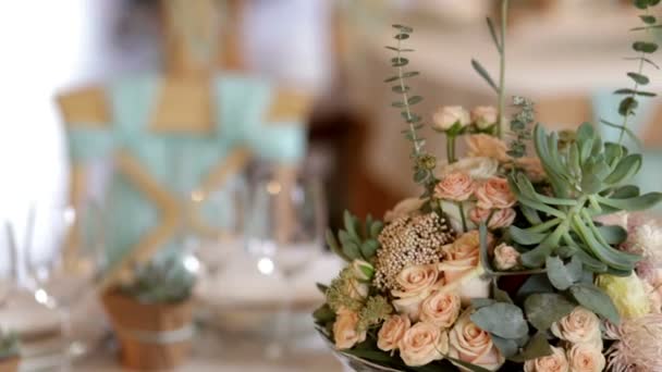 Frische Blumendekoration Auf Einem Hochzeitstisch Blumenschmuck Bei Einem Hochzeitsempfang Geringe — Stockvideo