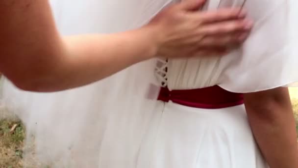 Bridesmaid Controllare Allacciatura Sul Vestito Della Sposa Felice Festività Nuziale — Video Stock