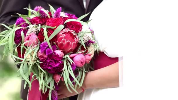 美しい新鮮な花で作られた明るい結婚式の花束を保持幸せな花嫁 夏の結婚式 結婚式の受付詳細 フィールドの浅い深さ — ストック動画