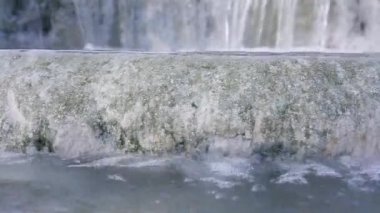 Kayaların üzerinden hızla akan ve havuzlarda toplanan sıcak kaynak suyu.