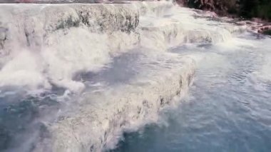 Saturnia, Toskana, İtalya 'nın termal hamamlarında doğal spa