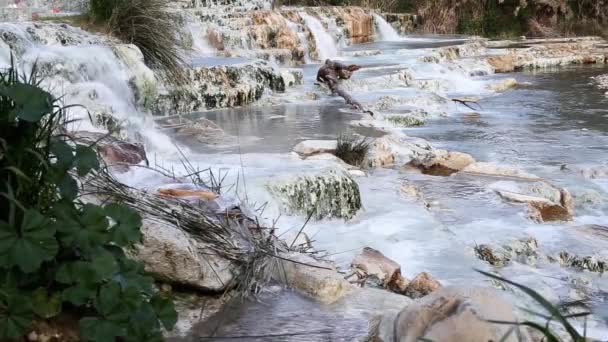 Spa natural en las aguas termales de Saturnia, Toscana, Italia — Vídeos de Stock