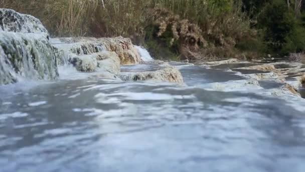 Natürliche Thermalbäder in den heißen Quellen von Saturnia, Italien — Stockvideo