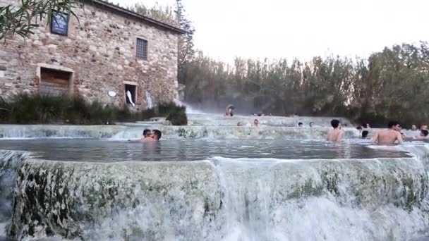Personas nadando en balneario natural en aguas termales — Vídeos de Stock