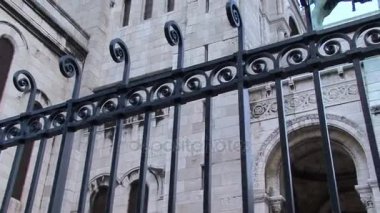  Sacr-Coeur Bazilikası'na boyunca metal çit