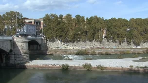 De bruggen over de rivier de Tiber in Rome, camera beweegt — Stockvideo