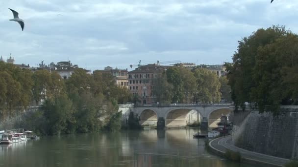 Mosty přes řeky Tibery v Římě, fotoaparát, přesun — Stock video