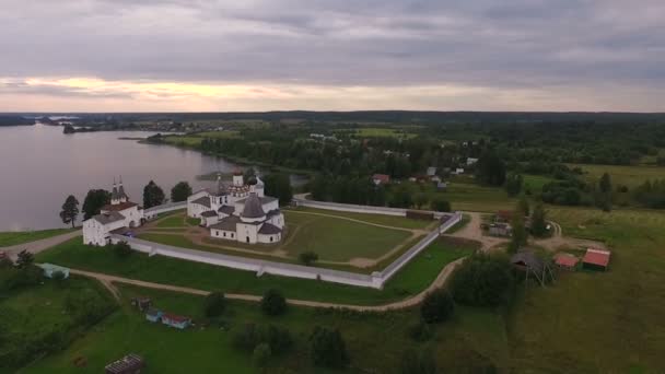 Luchtfoto van een schilderachtige oude klooster gelegen op de oever van het meer — Stockvideo