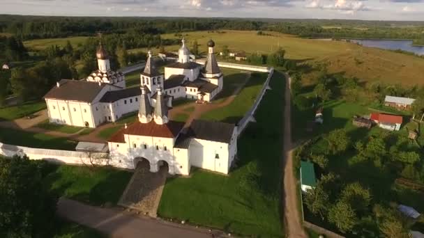Vista aérea de um mosteiro antigo pitoresco na costa do lago — Vídeo de Stock