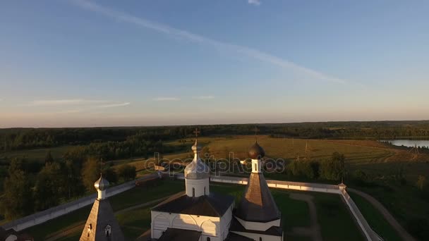 Вид с воздуха на Феропонтовский монастырь в России, Вологодская область, геометрический рисунок двора, рядом с крестами — стоковое видео
